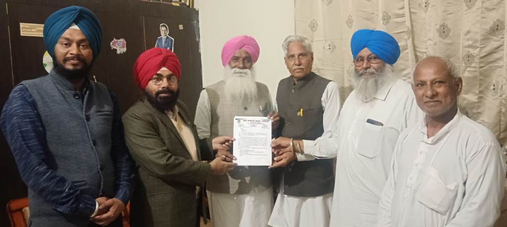 A delegation from the Sarva Samaj Sabha submitted a letter to the MLA demanding the construction of a bank complex in place of the warehouse